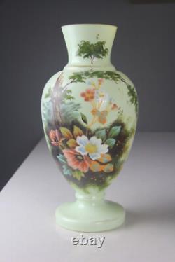 Vase en verre opalin floral peint à la main antique brille
