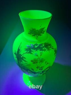 Vase en verre opalin floral peint à la main antique brille
