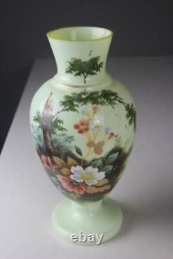 Vase en verre opalin floral peint à la main antique brille