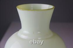 Vase en verre opalin floral peint à la main antique brille