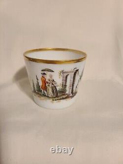 Vase en verre opalin français ancien émaillé avec scène de cour en rococo