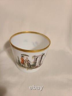 Vase en verre opalin français ancien émaillé avec scène de cour en rococo
