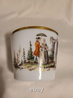 Vase en verre opalin français ancien émaillé avec scène de cour en rococo