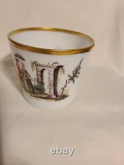Vase en verre opalin français ancien émaillé avec scène de cour en rococo
