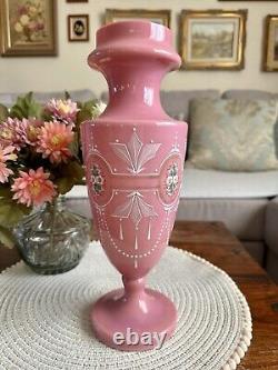 Vase en verre opalin rose antique de Bristol, urne florale de forme victorienne, façonné à la main.