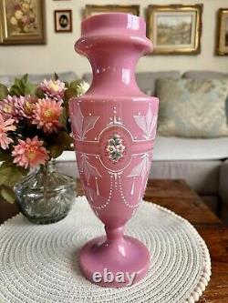 Vase en verre opalin rose antique de Bristol, urne florale de forme victorienne, façonné à la main.