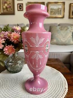 Vase en verre opalin rose antique de Bristol, urne florale de forme victorienne, façonné à la main.