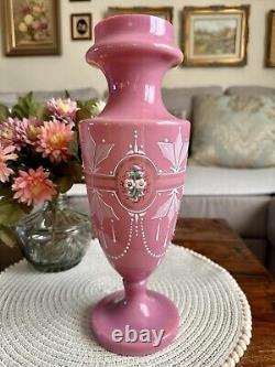Vase en verre opalin rose antique de Bristol, urne florale de forme victorienne, façonné à la main.