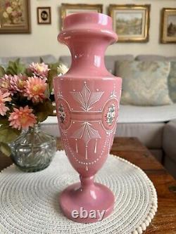 Vase en verre opalin rose antique de Bristol, urne florale de forme victorienne, façonné à la main.