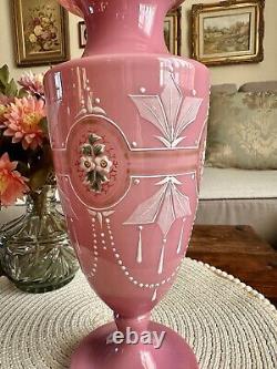 Vase en verre opalin rose antique de Bristol, urne florale de forme victorienne, façonné à la main.