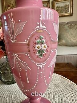 Vase en verre opalin rose antique de Bristol, urne florale de forme victorienne, façonné à la main.