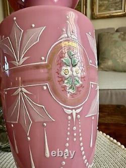 Vase en verre opalin rose antique de Bristol, urne florale de forme victorienne, façonné à la main.