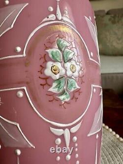 Vase en verre opalin rose antique de Bristol, urne florale de forme victorienne, façonné à la main.