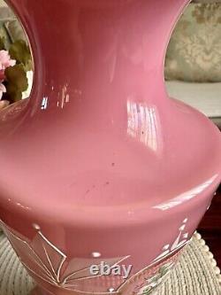 Vase en verre opalin rose antique de Bristol, urne florale de forme victorienne, façonné à la main.