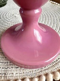 Vase en verre opalin rose antique de Bristol, urne florale de forme victorienne, façonné à la main.
