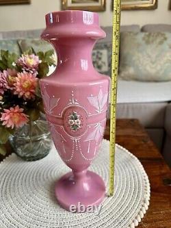 Vase en verre opalin rose antique de Bristol, urne florale de forme victorienne, façonné à la main.