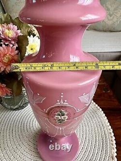Vase en verre opalin rose antique de Bristol, urne florale de forme victorienne, façonné à la main.