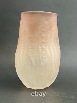Vase en verre opalin sculptural en verre d'art américain Nikolas Weinstein pointe rouge miel