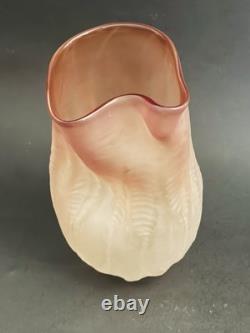 Vase en verre opalin sculptural en verre d'art américain Nikolas Weinstein pointe rouge miel
