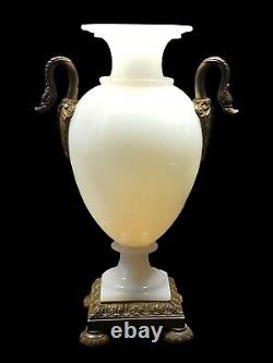 Vase en verre opaline antique sur un piédestal en bronze patiné Cygnes en cristal d'opale