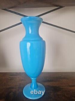 Vase en verre opaline bleu de Sèvres, France