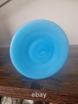 Vase en verre opaline bleu de Sèvres, France