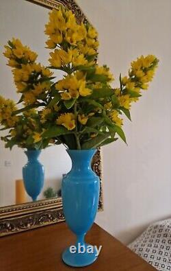 Vase en verre opaline bleu de Sèvres, France