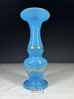 Vase en verre opaline bleu français attribué à Baccarat avec dorure