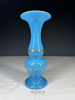 Vase en verre opaline bleu français attribué à Baccarat avec dorure