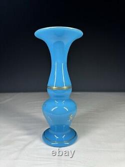 Vase en verre opaline bleu français attribué à Baccarat avec dorure