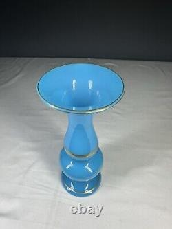 Vase en verre opaline bleu français attribué à Baccarat avec dorure