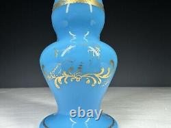 Vase en verre opaline bleu français attribué à Baccarat avec dorure