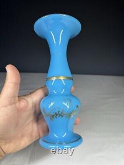 Vase en verre opaline bleu français attribué à Baccarat avec dorure