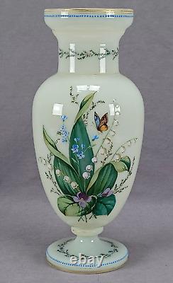 Vase en verre opaline d'uranium émaillé à la main de style Harrach Bohémien avec des papillons et des fleurs