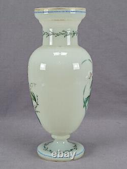 Vase en verre opaline d'uranium émaillé à la main de style Harrach Bohémien avec des papillons et des fleurs