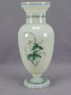 Vase en verre opaline d'uranium émaillé à la main de style Harrach Bohémien avec des papillons et des fleurs