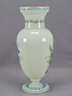 Vase en verre opaline d'uranium émaillé à la main de style Harrach Bohémien avec des papillons et des fleurs