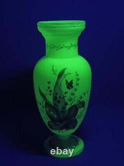 Vase en verre opaline d'uranium émaillé à la main de style Harrach Bohémien avec des papillons et des fleurs