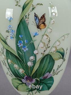 Vase en verre opaline d'uranium émaillé à la main de style Harrach Bohémien avec des papillons et des fleurs