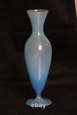 Vase en verre opaline italien vintage à pied bleu, années 70, 24,5cm, 9.6in, Murano