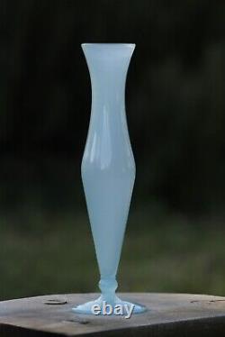 Vase en verre opaline italien vintage à pied bleu, années 70, 25cm (9,85 pouces), forme rare de Murano.