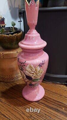 Vase en verre opaline rose soufflé à la main antique, peint à la main avec une rose et un oiseau, couvercle en couronne RARE