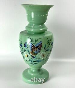 Vase en verre opaline vert émaillé peint à la main avec des papillons et des fleurs victoriens anciens