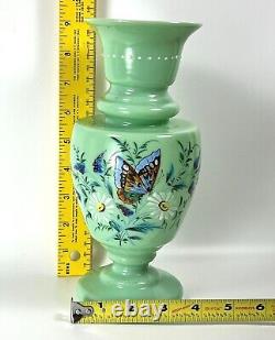 Vase en verre opaline vert émaillé peint à la main avec des papillons et des fleurs victoriens anciens