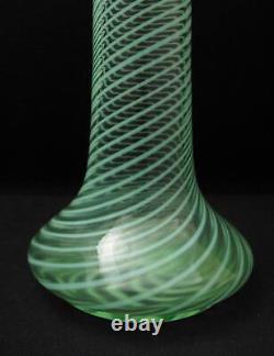 Vase en verre rayé opalescent vert de style Art Nouveau ancien