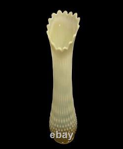 Vase en verre uranium, verre vaseline, topaze opalescent Fenton 17,5