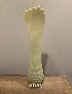 Vase en verre uranium, verre vaseline, topaze opalescent Fenton 17,5