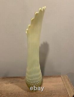 Vase en verre uranium, verre vaseline, topaze opalescent Fenton 17,5