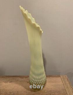Vase en verre uranium, verre vaseline, topaze opalescent Fenton 17,5