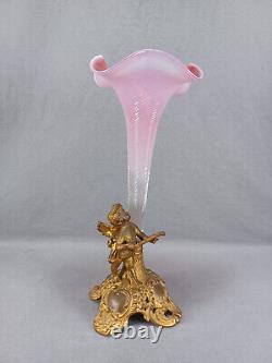 Vase épergne en opaline de canneberge Art Nouveau bohème avec dorure et ornement de chérubin